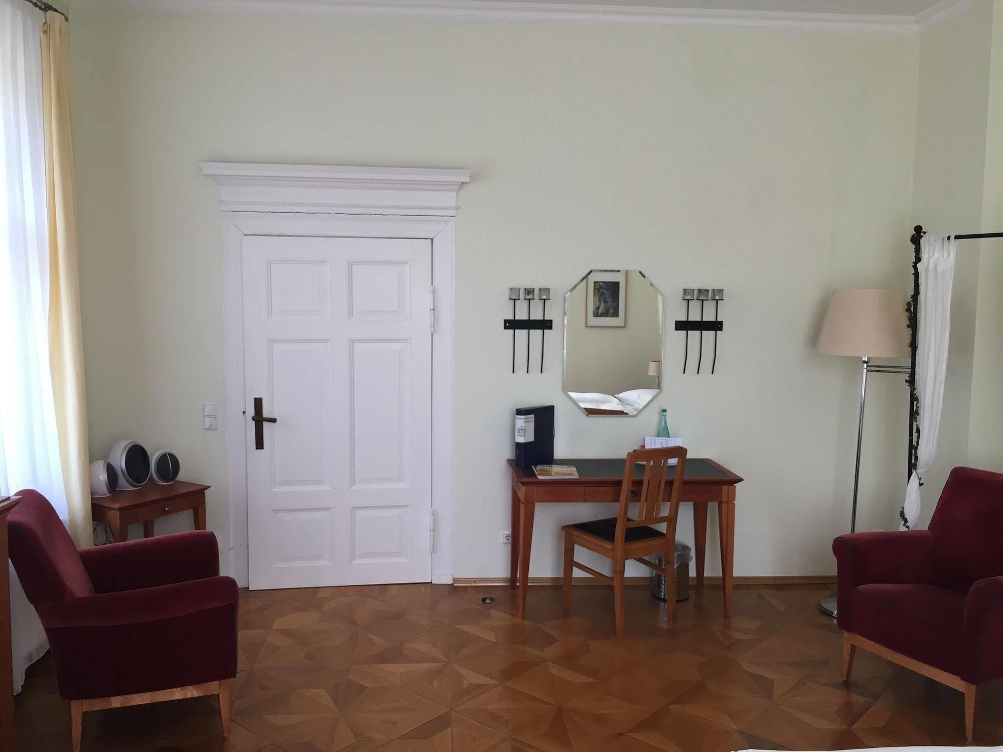 Hotel Vierseithof Luckenwalde Esterno foto